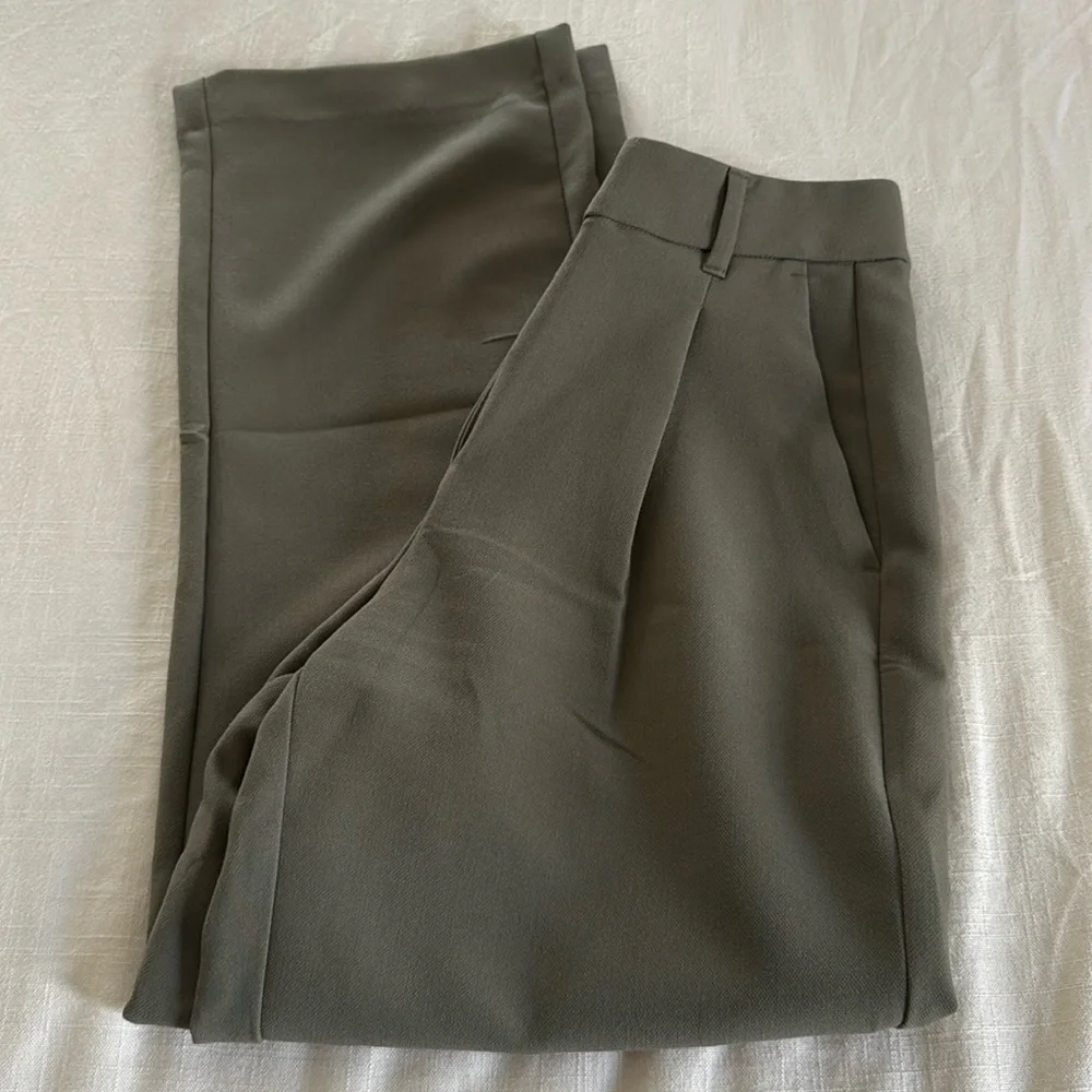 Old Navy Extra High Rise Wide Leg Taylor Trouser - Picture 6 of 6